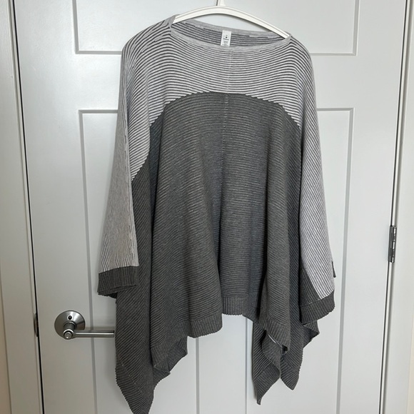 Lululemon It All Lines Up Poncho in Heathered Core Ultra Light Grey Size OS - Picture 2 of 9